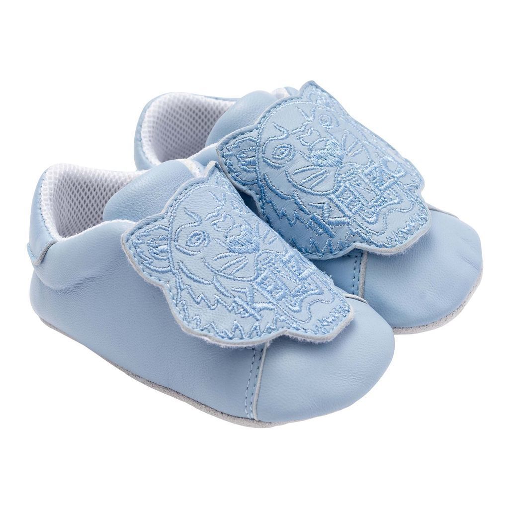 kids-atelier-kenzo-baby-boy-pale-blue-logo-crib-shoes-k99001-77d