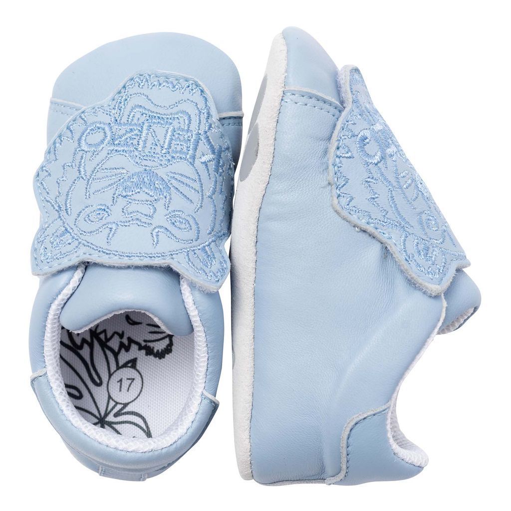 kids-atelier-kenzo-baby-boy-pale-blue-logo-crib-shoes-k99001-77d